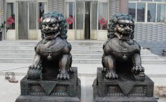 銅獅子雕塑應(yīng)該怎樣擺放？