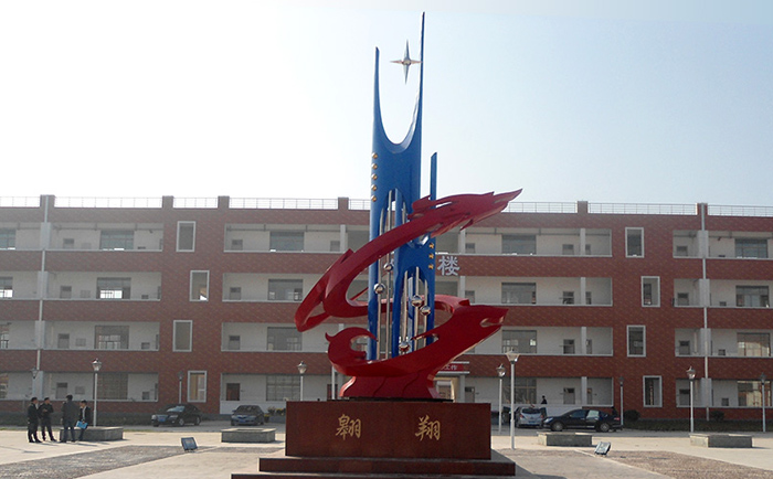 不銹鋼雕塑制作完成之后，需要對表面進(jìn)行打磨噴漆，這樣才可以獲得想要的表面效果，不銹鋼雕塑打磨噴漆有一些注意事項(xiàng)，下面給大家介紹一下。